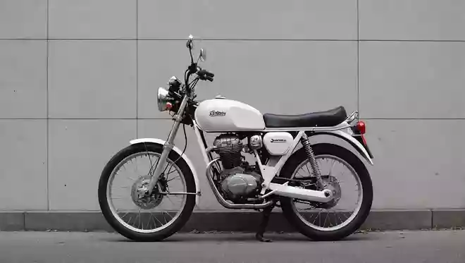 白いバイクに乗っていつも安全を見守ってくれているバイクはなんでしょう?