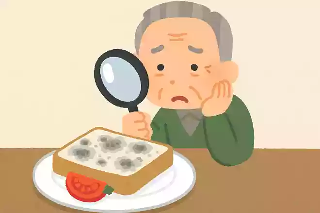 食べ物にカビが生えた場合、カビの部分を取り除けば食べても安全でしょうか?