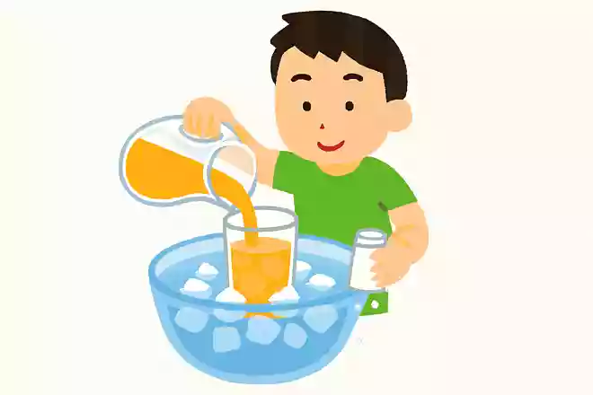 塩を入れた氷水にジュースを入れるとすぐに冷える