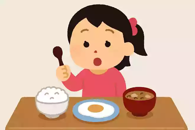 ごはんをたべようとしたはなこちゃん。ごはんとめだまやき、みそしるがならんでいます。さいしょにえらんだのはなんでしょう?