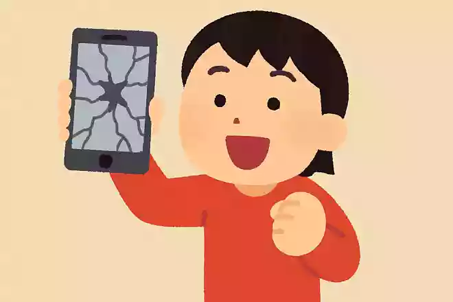画面が割れたスマホを持っている人